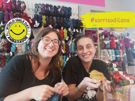 Lavoro a maglia nella giornata mondiale del sorriso