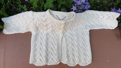 Lavori a maglia, un completino da bimba ai ferri in cotone